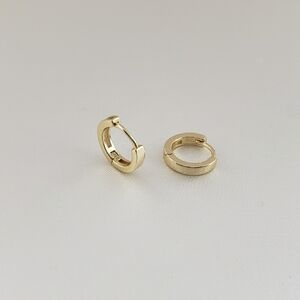 18K Gold Huggie Hoop Earrings